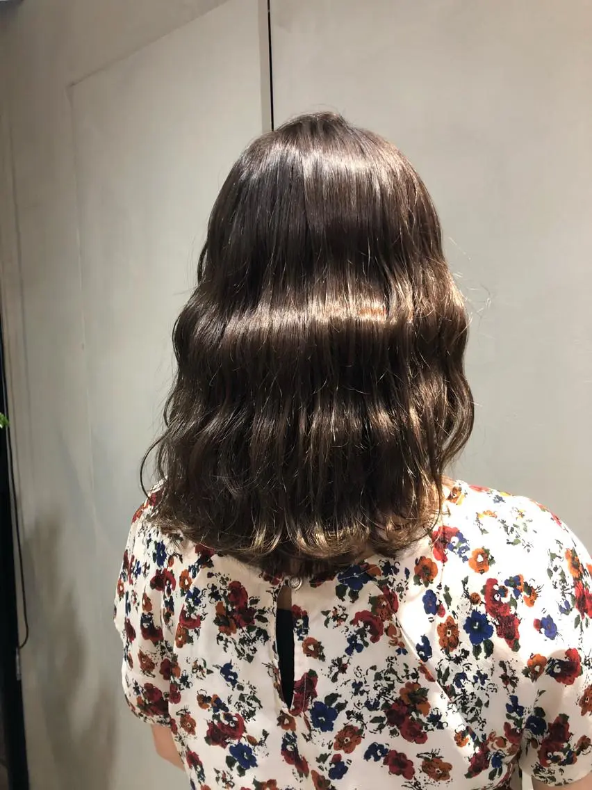セミロング カラー 荒木 依莉亜のヘアスタイル
