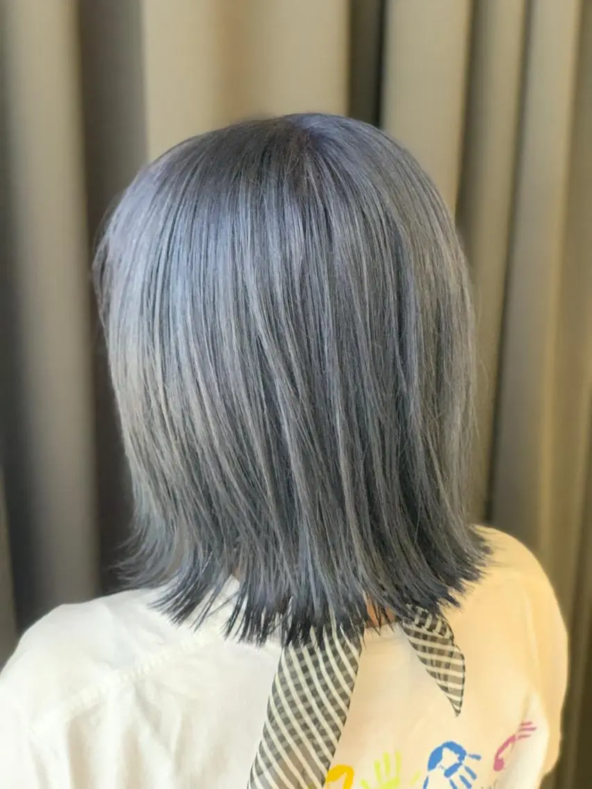 ミディアム カラー アディクシーカラー ブリーチ ブルーカラー ブルージュ LUXBE LUCEのヘアスタイル