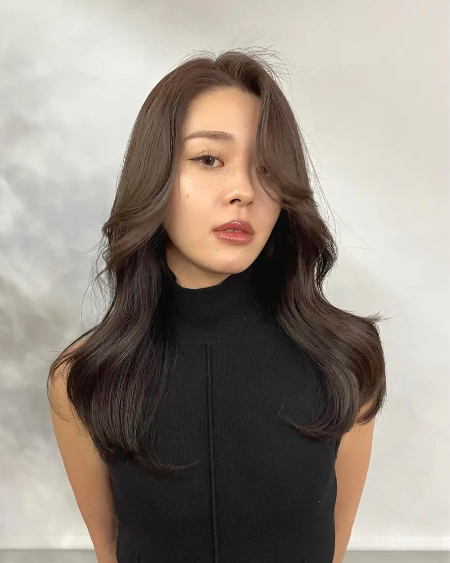 ミディアム カラー レイヤーカット 西村あきやのヘアスタイル