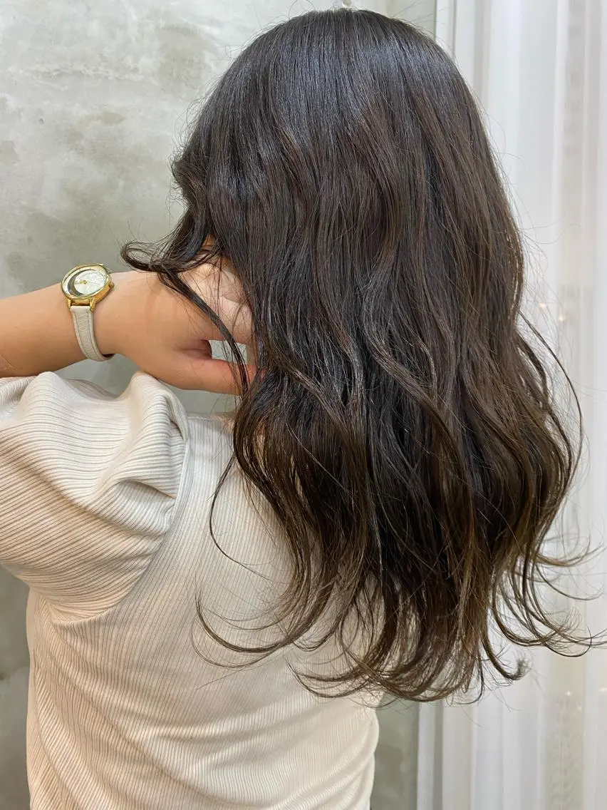 セミロング カラー ヘアアレンジ グレージュ 志賀 あずみのヘアスタイル