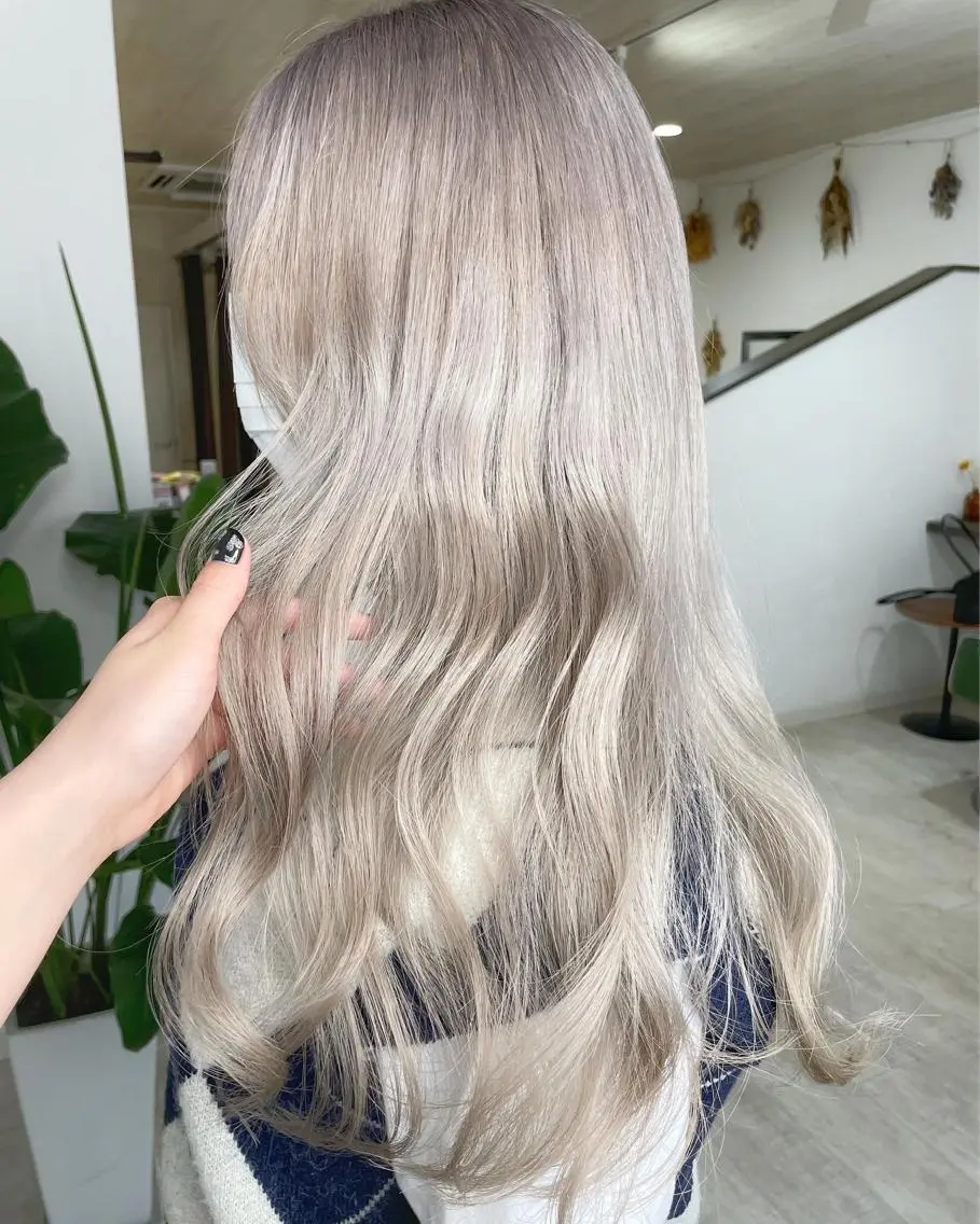 ロング カラー ブリーチ シルバー ホワイトシルバー ヘアカラー 🫧富田 苑実🫧のヘアスタイル