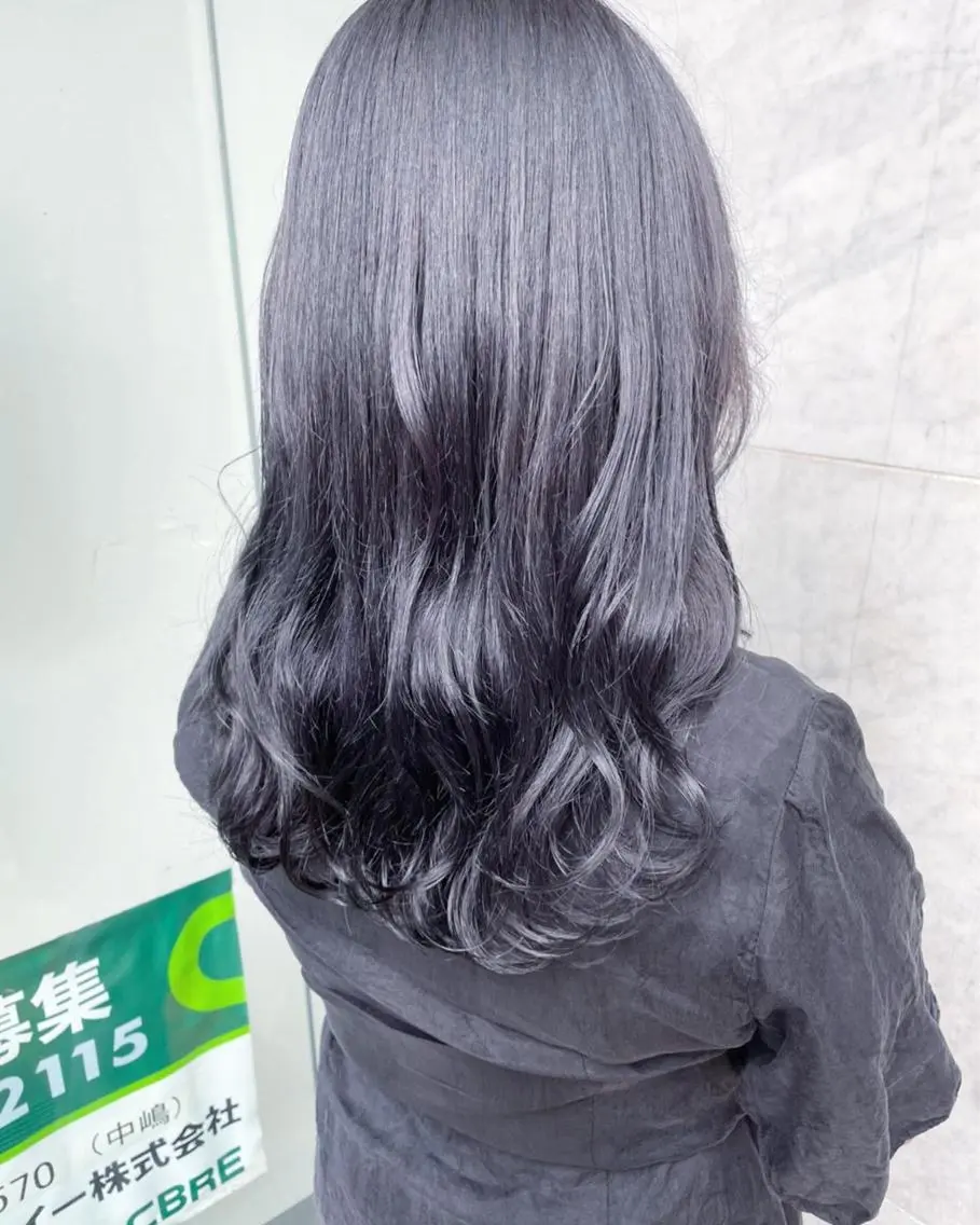 セミロング カラー ダークグレー RU RIのヘアスタイル