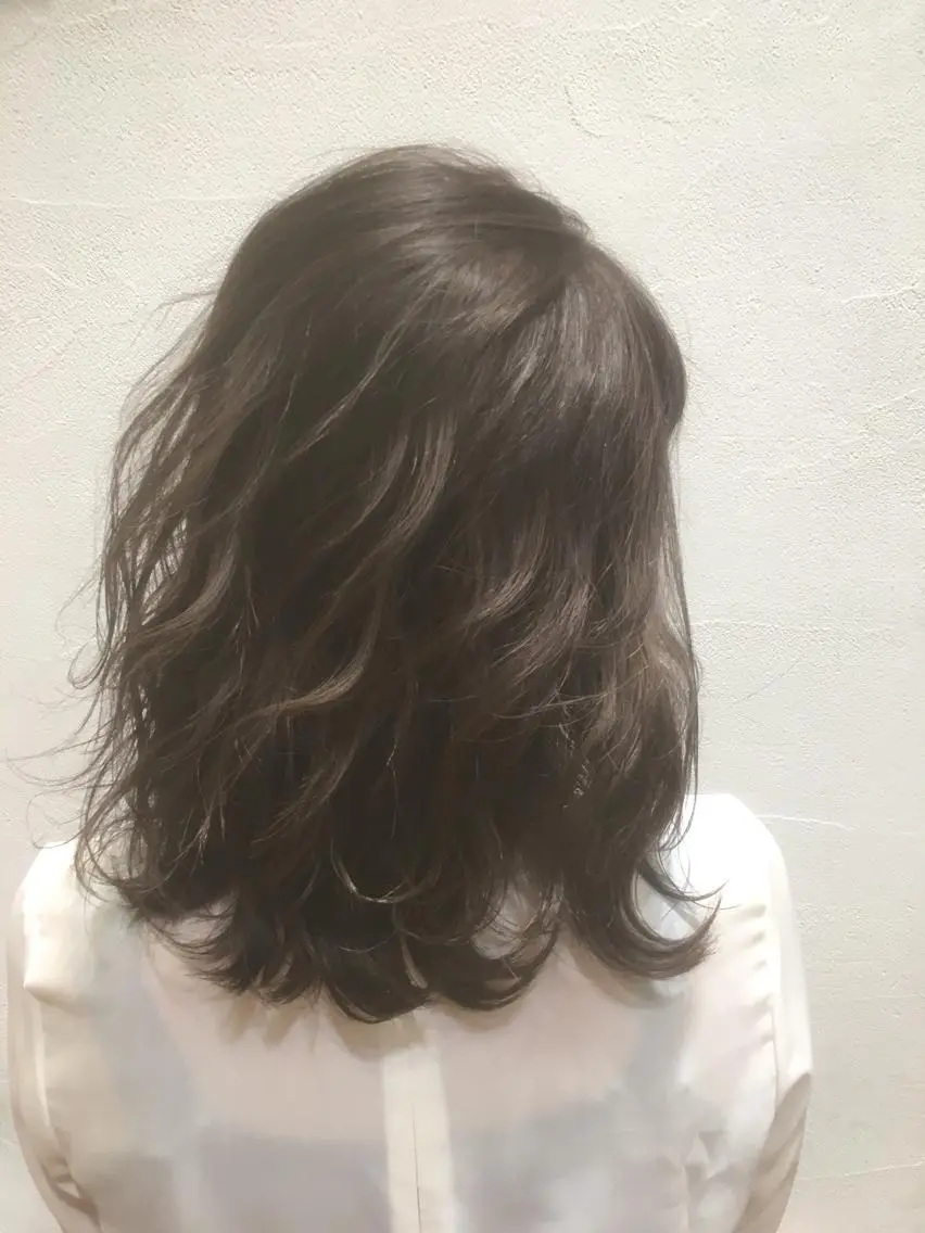ミディアム カラー グレージュ 360°キレイな ショートカットのヘアスタイル