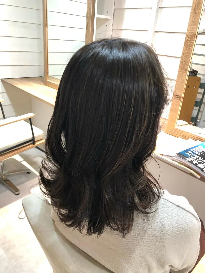 ミディアム カラー ミディアムレイヤー アッシュ ベージュカラー レイヤーカット Annie 吉田 裕美のヘアスタイル