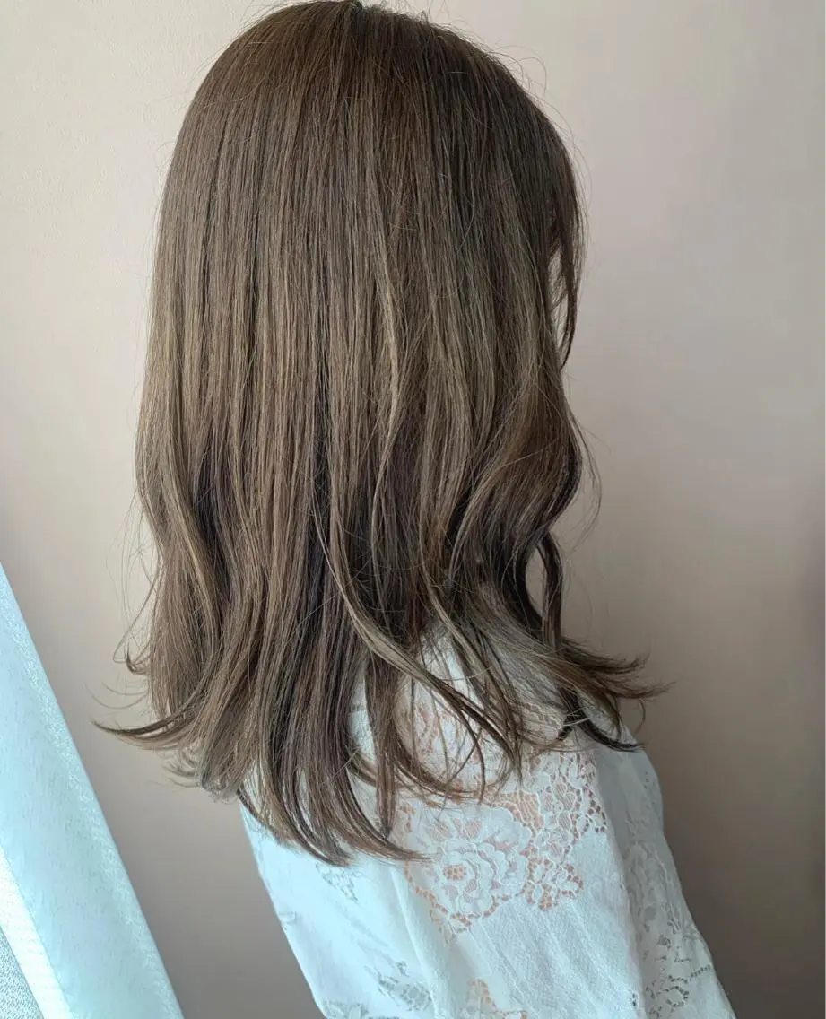 ロング カラー アッシュ ベージュカラー ブリーチ ケアカラー ブリーチなしカラー カット ヘアカラー トリートメント hubhair レイヤー/透明感のヘアスタイル