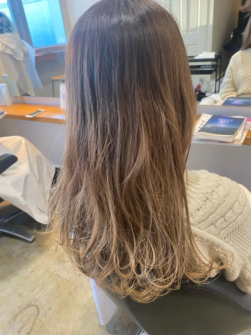 ロング カラー カット ヘアカラー トリートメント MIOベージュカラー 柔らかいカラーのヘアスタイル