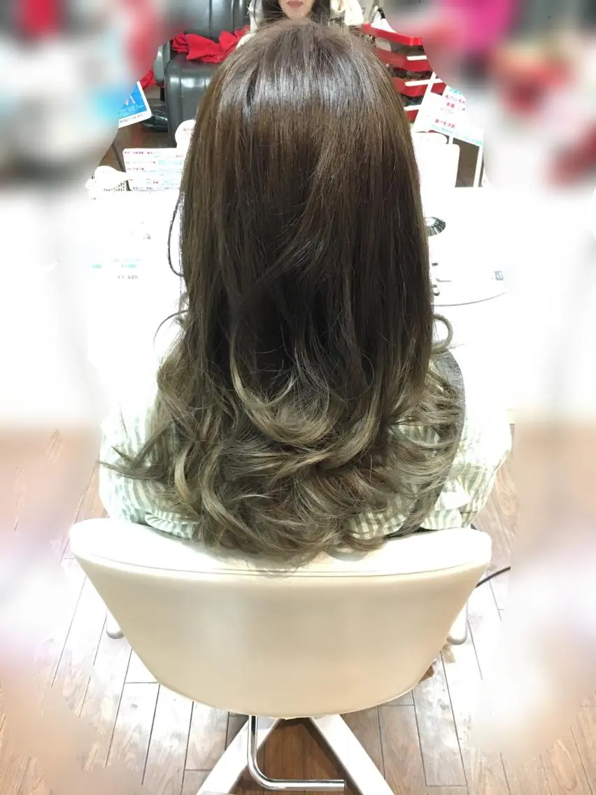 セミロング カラー アッシュ ベージュカラー ブリーチ 透明感カラー グラデーションカラー ヘアカラー GLAD 萩原のヘアスタイル