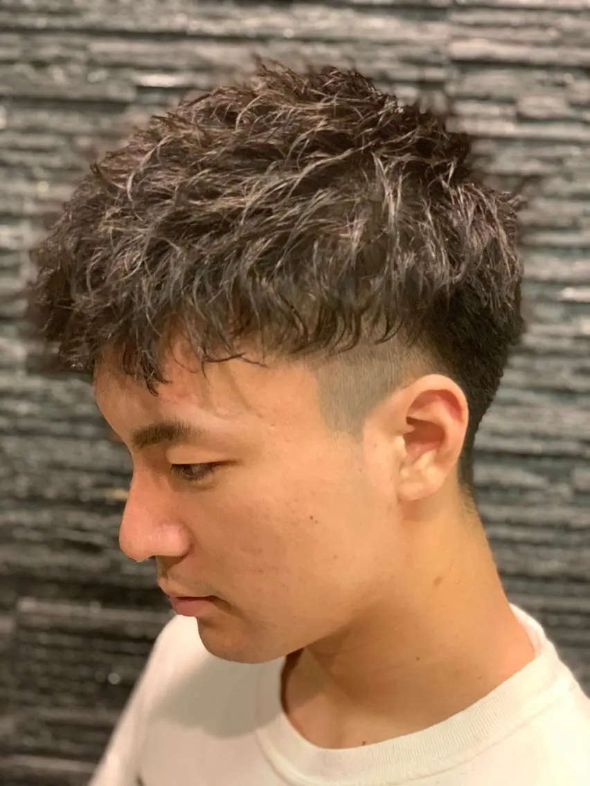ショート パーマ メンズ メンズパーマ ツイストスパイラルパーマ ツーブロック 刈り上げ ショートヘア ヤマダ リョウトのヘアスタイル