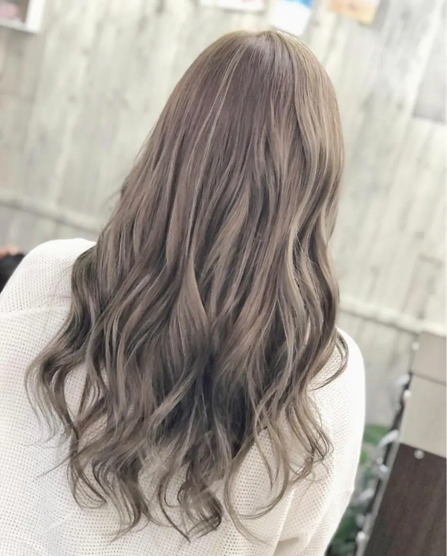 ロング カラー ヘアカラー 吉野 瑳桜のヘアスタイル