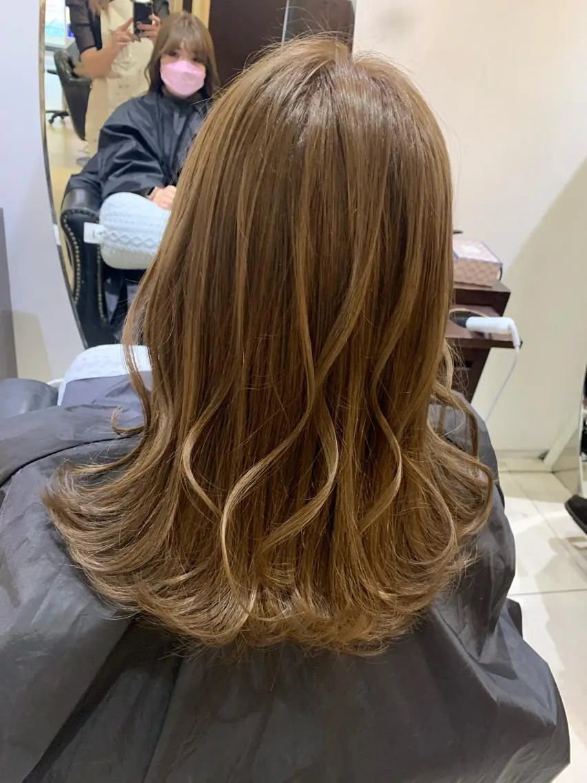 セミロング カラー 吉本 yoshimotoのヘアスタイル