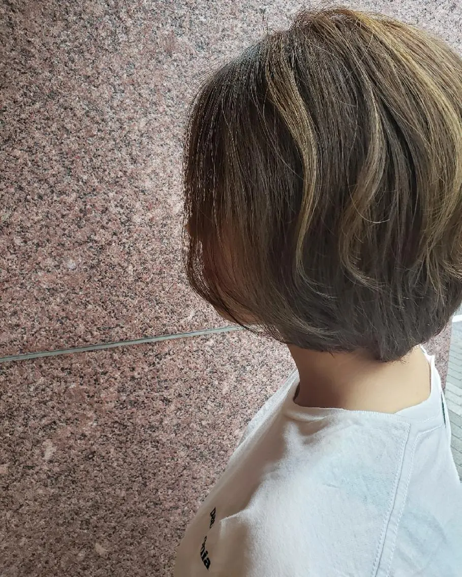 ショート カラー ベージュカラー ハイライトカラー ボブ ハイライト ヘアカラー 美谷添（ミヤゾエ） まどか大人ヘアサロンのヘアスタイル