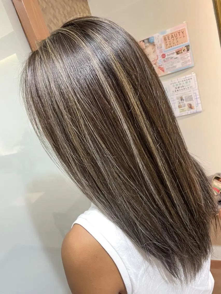 セミロング カラー ハイライトカラー ハイライト カット ヘアカラー トリートメント ハイトーン得意😍 Lumiereのヘアスタイル
