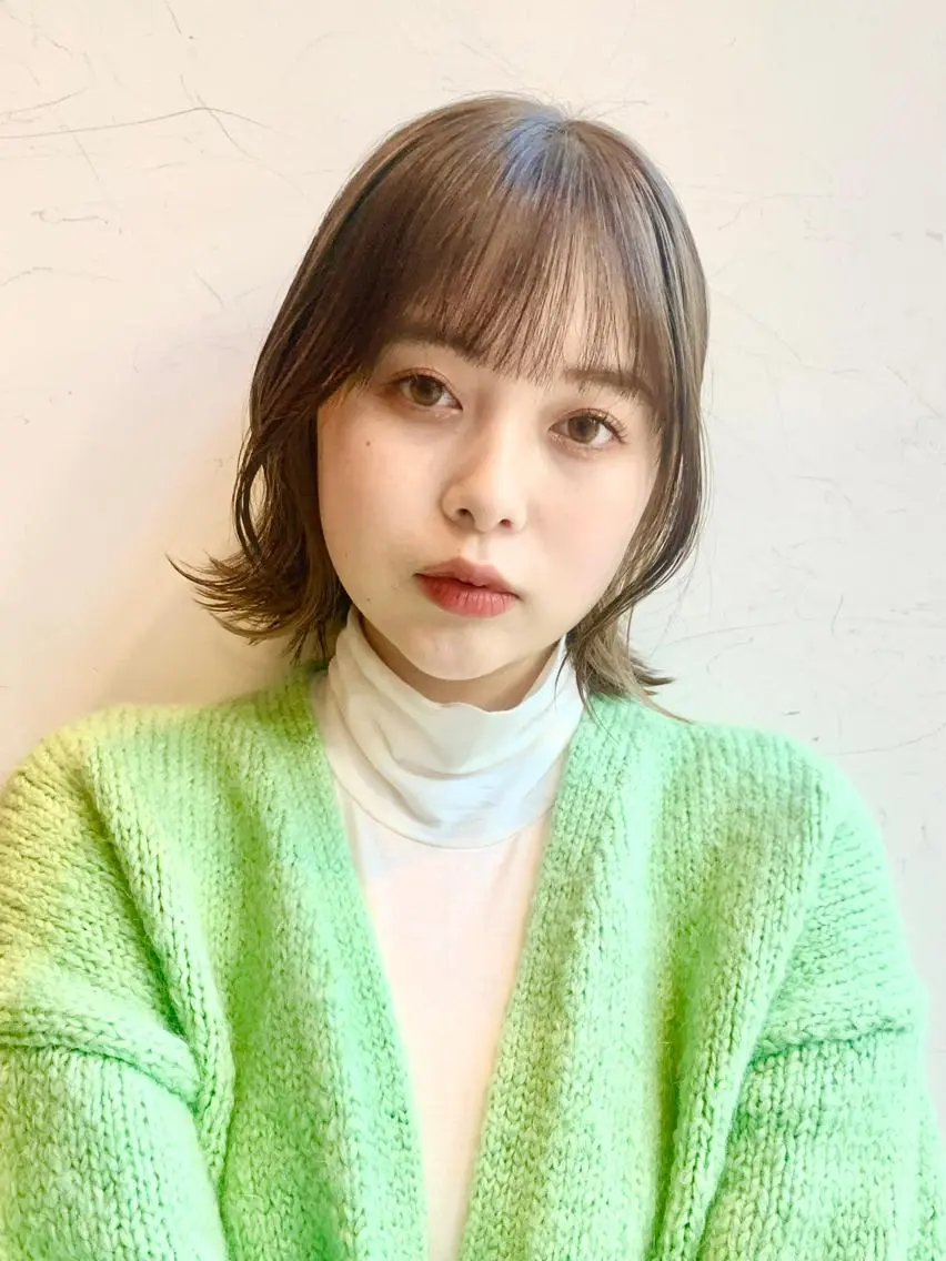 ミディアム カラー 切りっぱなしボブ ブリーチ グレージュ イルミナカラー インナーカラー カット ヘアカラー トリートメント レイヤー専門家 ダブルカラー修のヘアスタイル