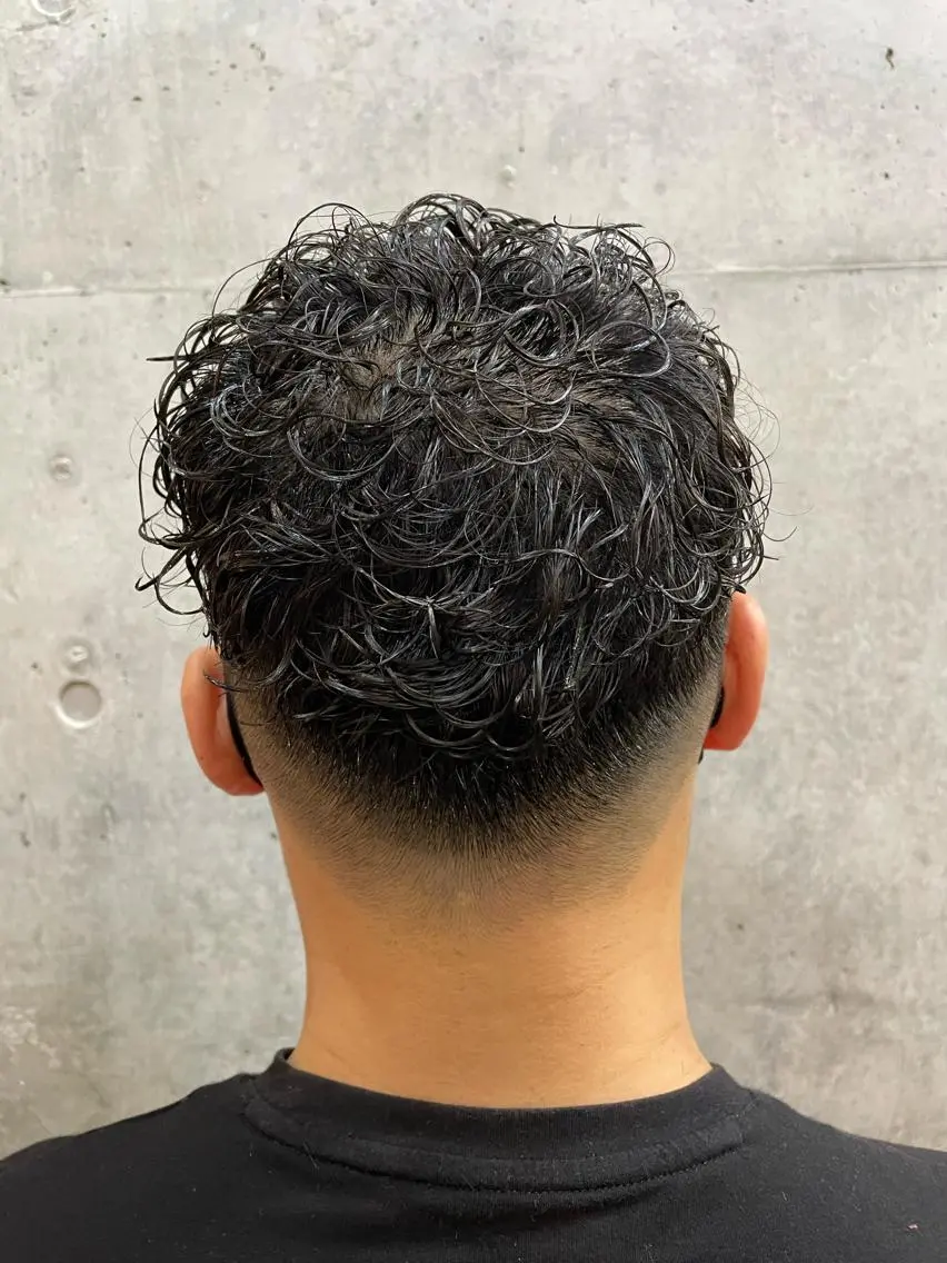 ショート メンズ メンズパーマ 刈り上げ 🧸髪質改善/ 艶カラー/成田ありさのヘアスタイル
