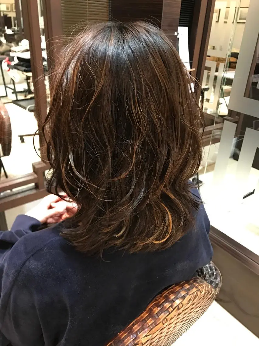 ミディアム パーマ ミディアムパーマ ハイライト パーマ 岩上 充希のヘアスタイル