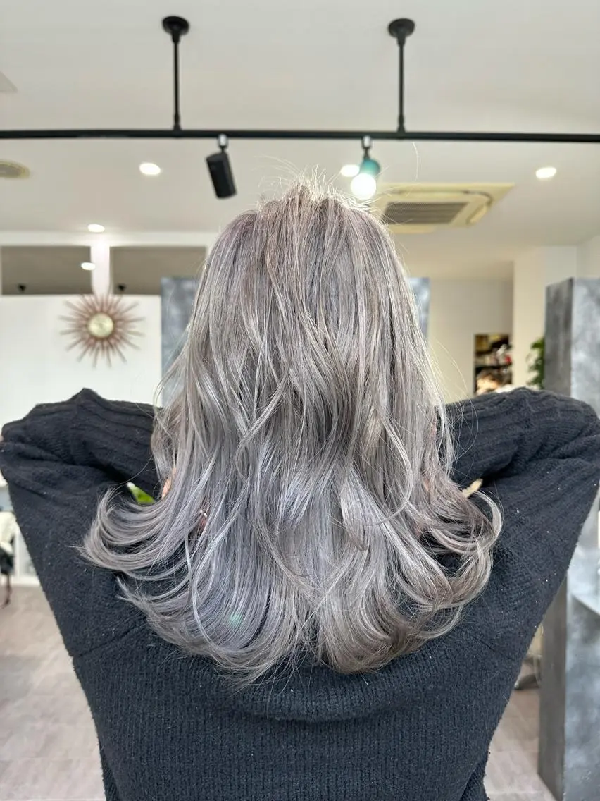 セミロング カラー グレージュ Merlyosaka 早川未来のヘアスタイル