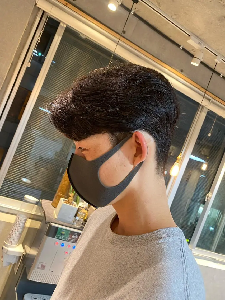 メンズ センターパート 刈り上げ カット ヘアカラー 西山 恵太郎のヘアスタイル