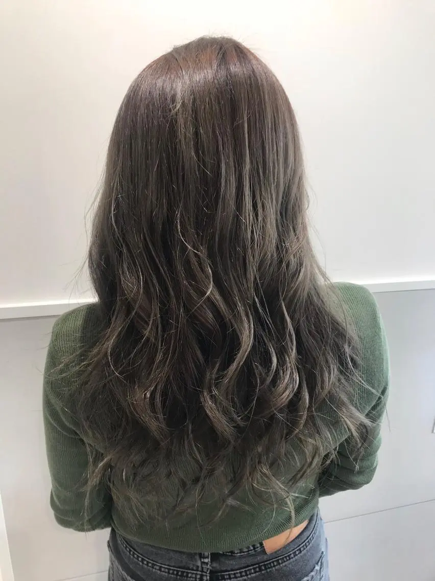 セミロング カラー 小栗 麻衣のヘアスタイル