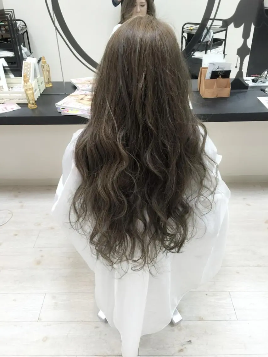 カラー ロング ヘアカラー トリートメント デザインカラー Lienのヘアスタイル