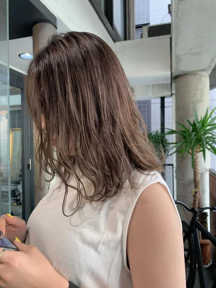 ミディアム カラー レイヤーカット 西村あきやのヘアスタイル