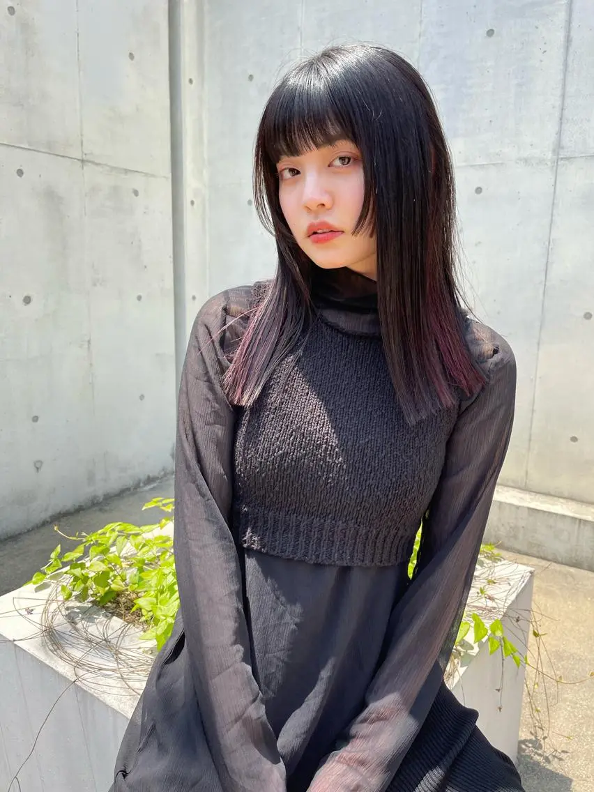 ロング 顔まわりレイヤー デザインカットのヘアスタイル