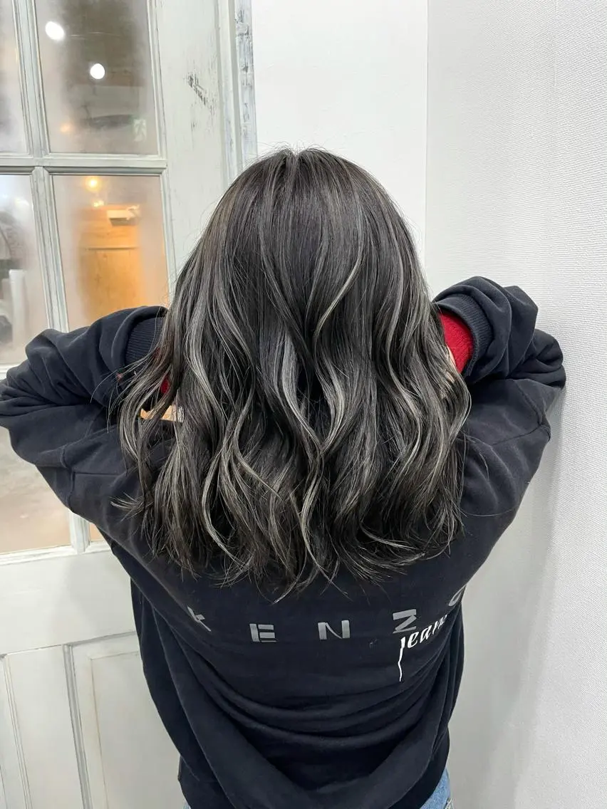 ミディアム 白いハイライト🤍 タナカリョウスケのヘアスタイル