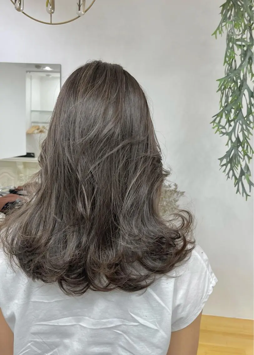 ミディアム カット ヘアカラー トリートメント Lino by hoNuaのヘアスタイル