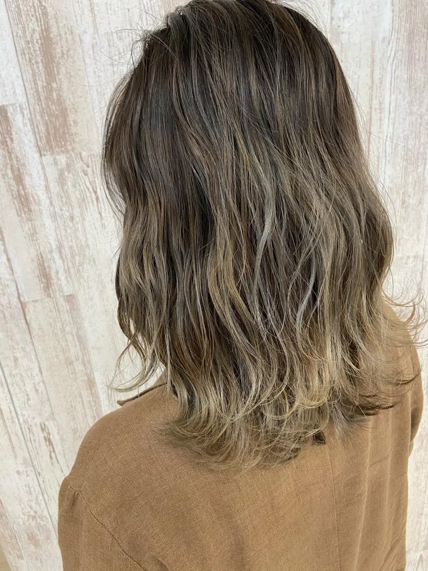 セミロング カラー グラデーションカラー グレージュ ミルクティーグレージュ Oopsレイヤー 加藤澄都のヘアスタイル
