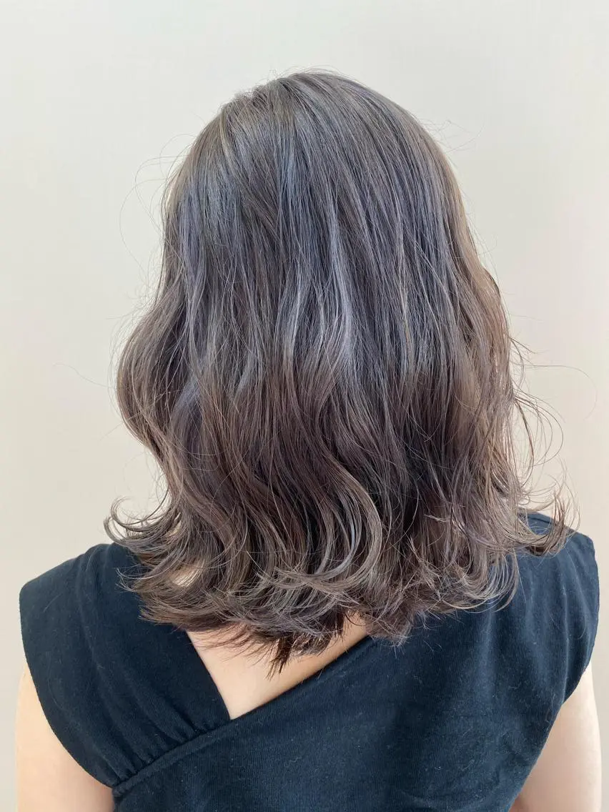 セミロング カラー ブリーチ グレージュ ラベンダーカラー ラベンダーグレージュ ラベンダーグレー 小顔レイヤー/ ベージュ🤍Rieのヘアスタイル