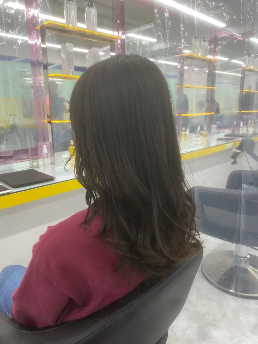 セミロング カラー パーマ ヘアアレンジ ネイル マツエク・マツパ 韓国風ベージュ🤎 赤みなし🌿横浜🤎のヘアスタイル