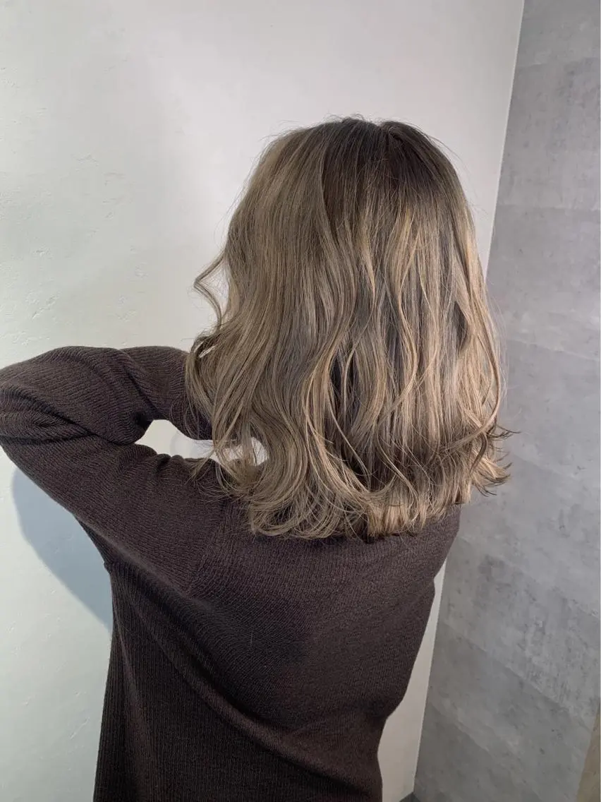 ミディアム カラー _WHITE 高槻のヘアスタイル