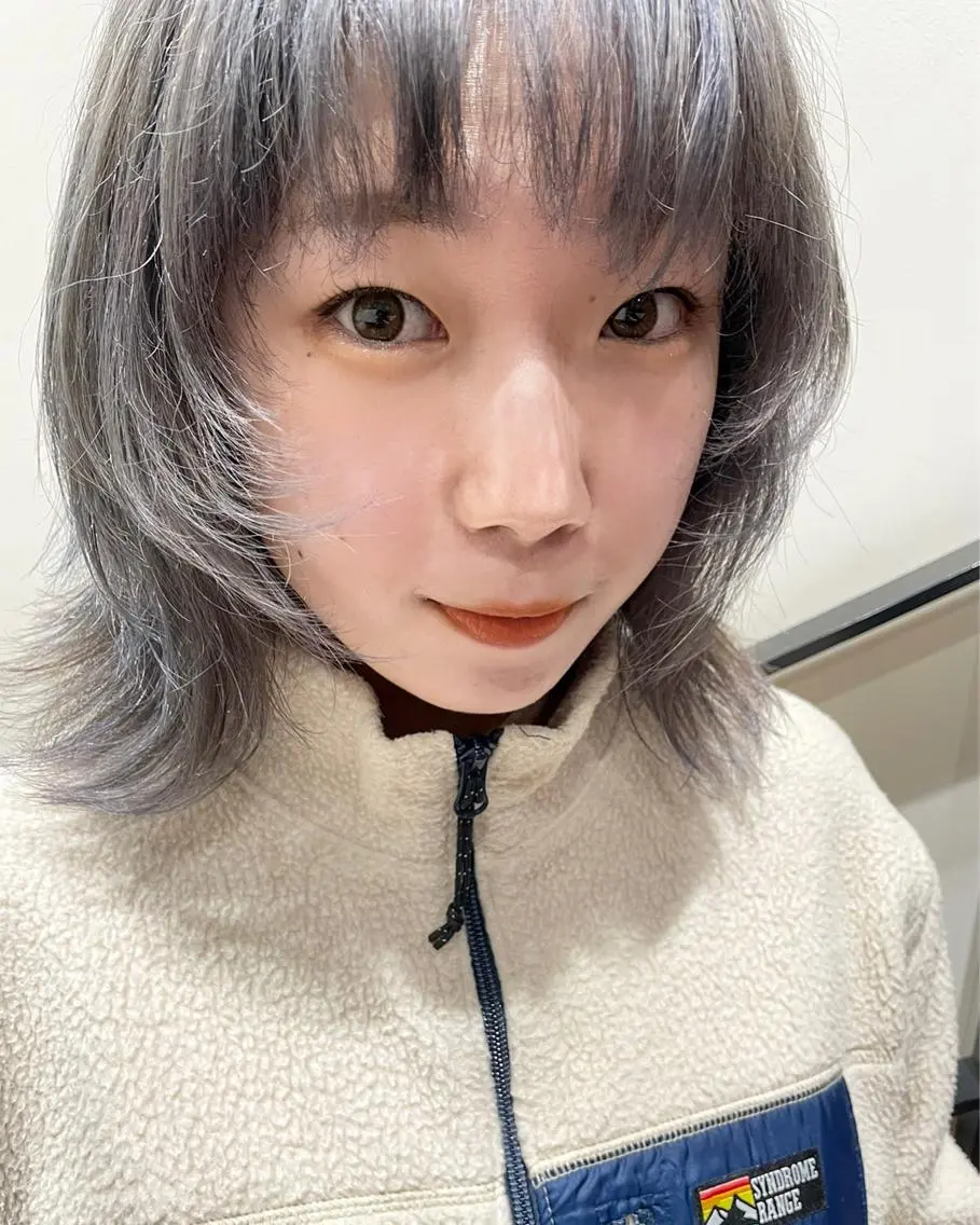 セミロング カラー tomo🍒パーマ ハイトーン似合わせのヘアスタイル