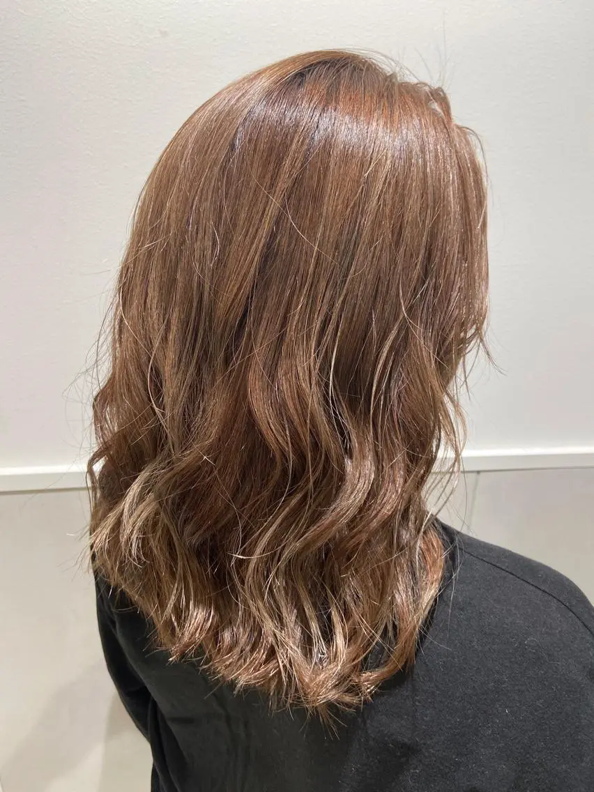 セミロング カラー 小栗 麻衣のヘアスタイル