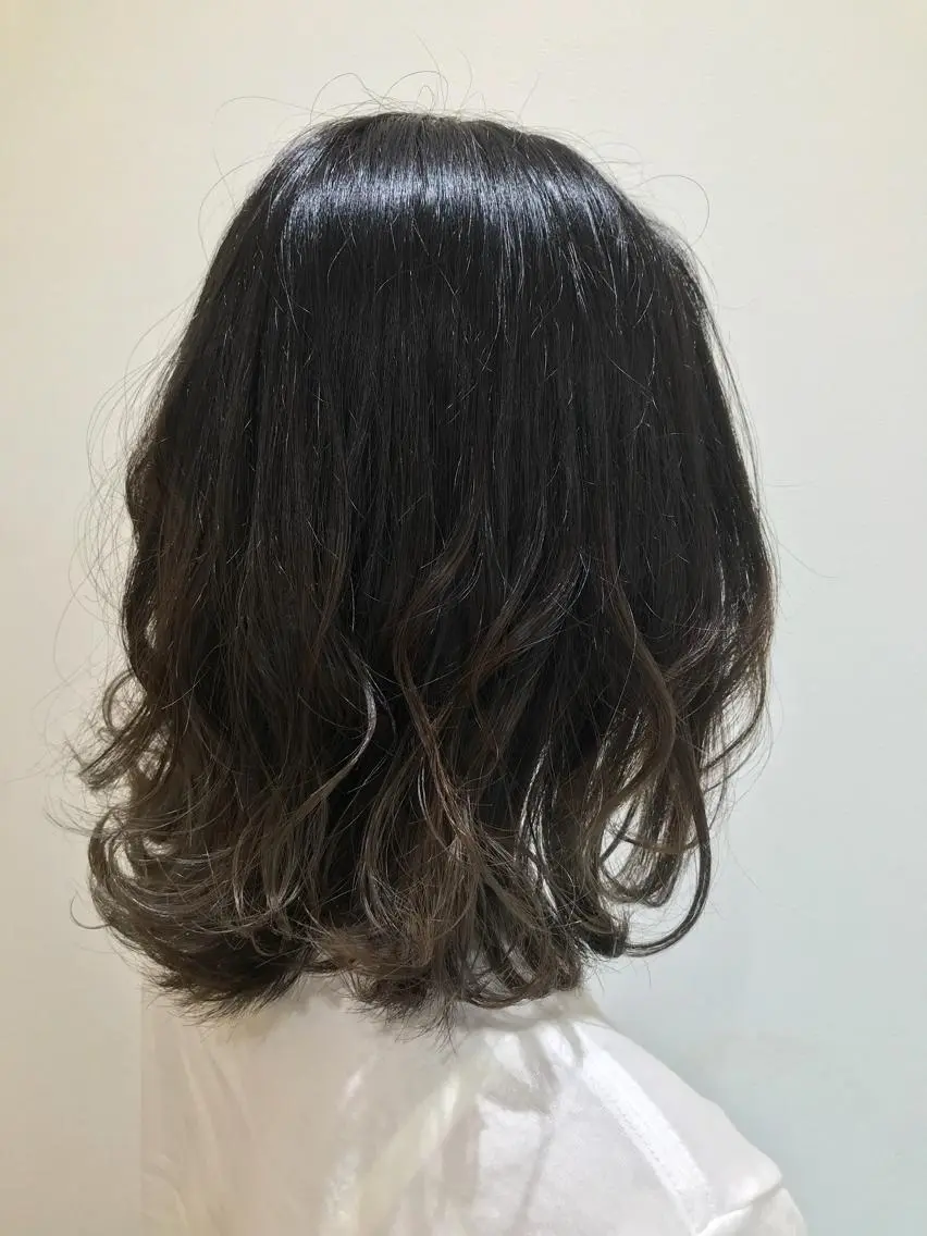 ミディアム カラー グラデーションカラー グレージュ 清藤綾/脱白髪染め 白髪ぼかしハイライトのヘアスタイル