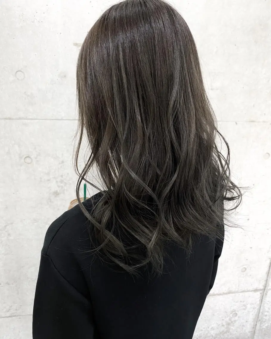 セミロング 秋月 亜耶のヘアスタイル