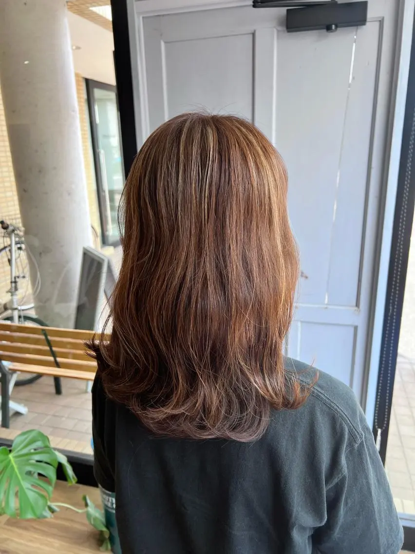ロング カラー ベージュカラー ハイライトカラー ハイライト ヘアカラー トリートメント ツキダテ ユイのヘアスタイル