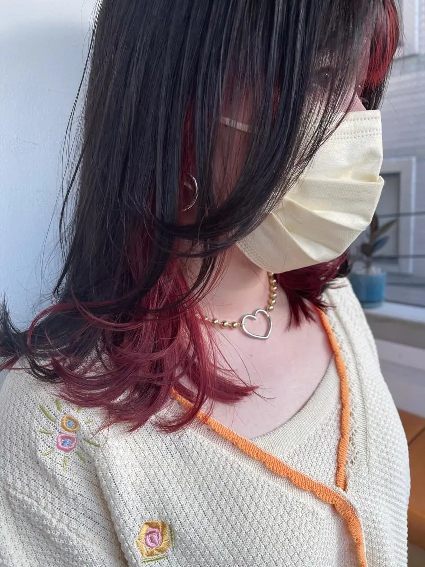 ミディアム カラー ミストバング デザインカラー  フェイスフレーミング インナーカラー 💓パーマ，💗 レイヤーカットのヘアスタイル