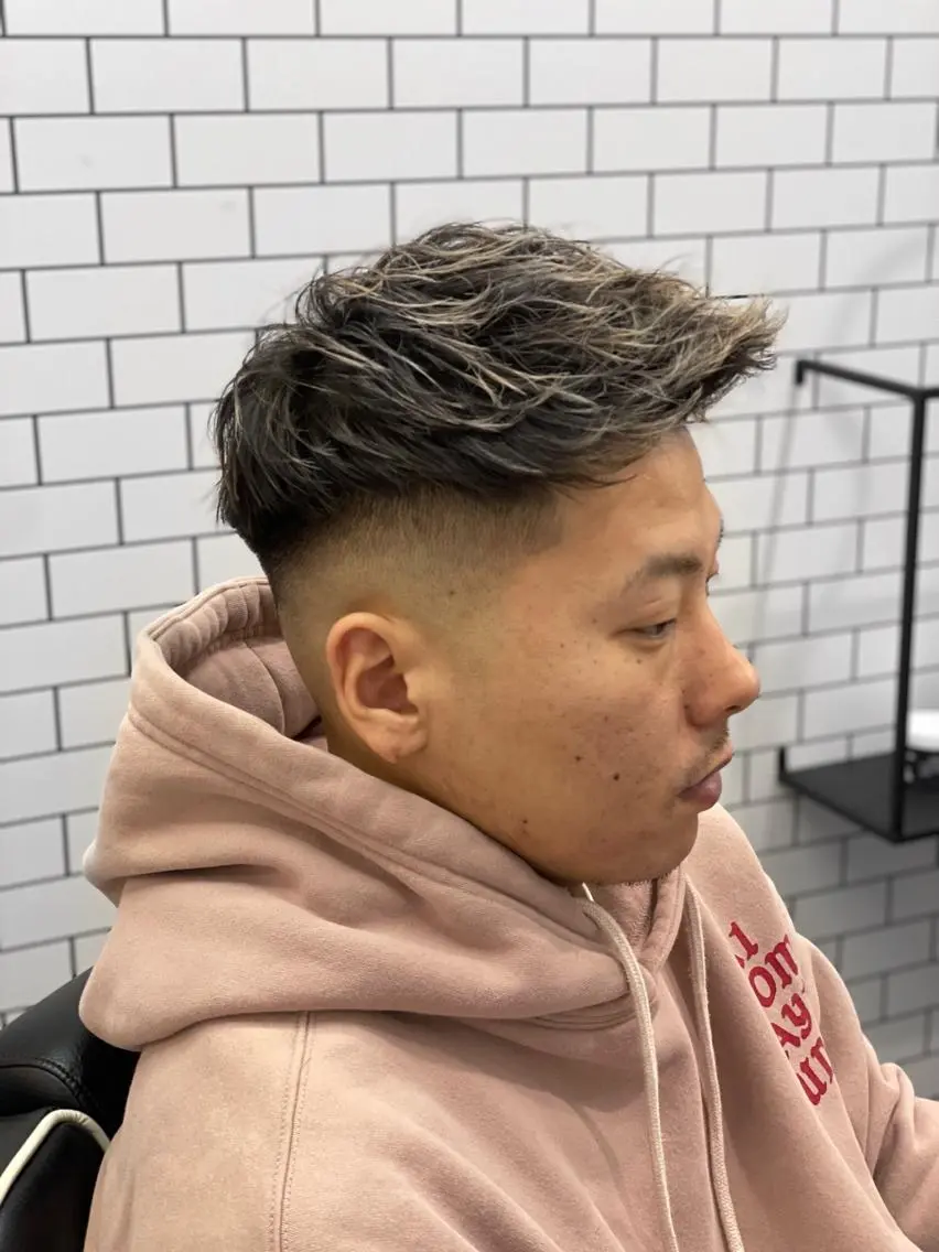 ショート カラー メンズ アップバング センターパート フェードカット メンズパーマ スキンフェード カット ヘアカラー 🔥メンズ特化🔥 谷口力哉のヘアスタイル