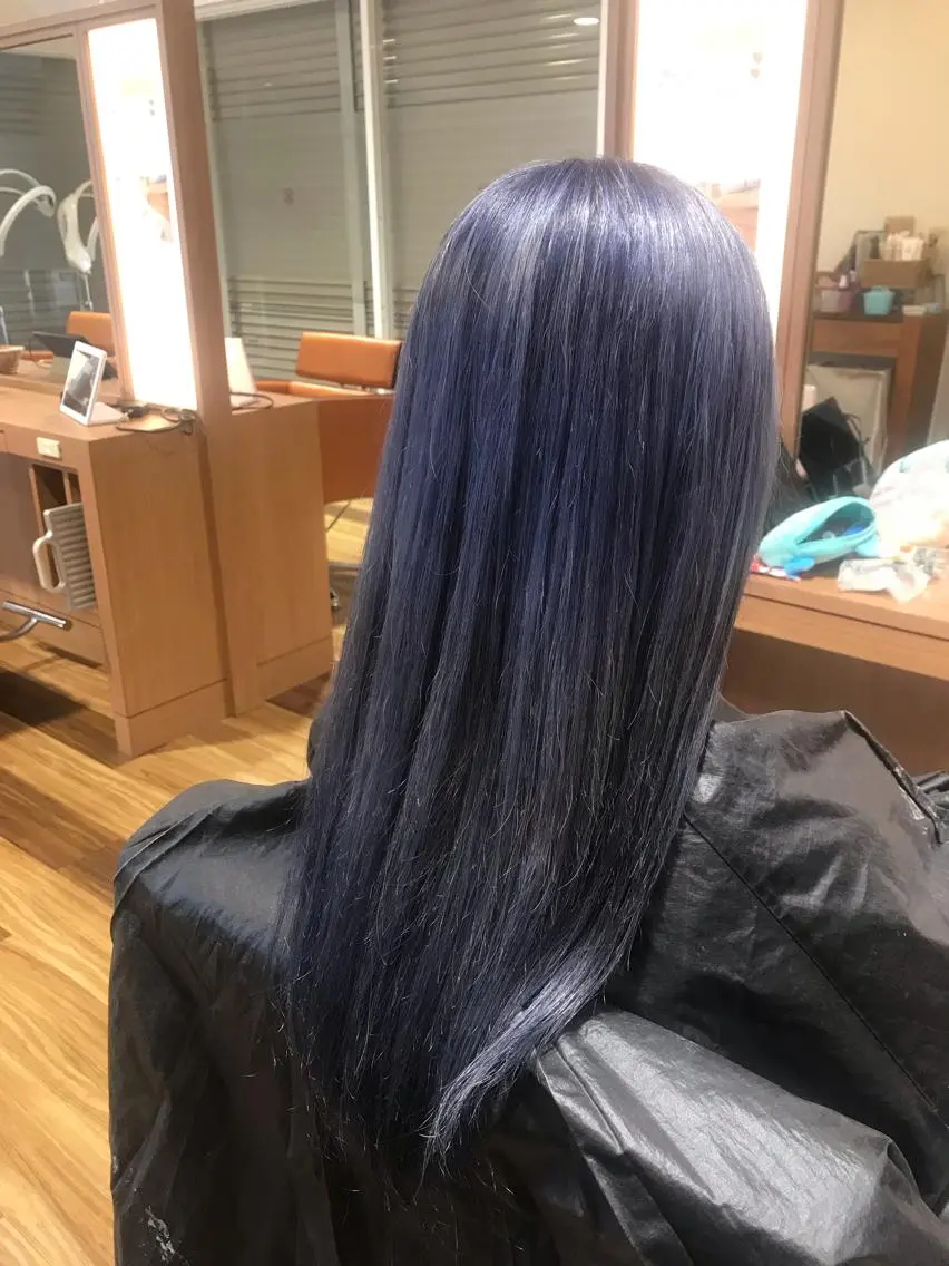 ロング カラー ブリーチ ブルーカラー シルバー SEA BELLE YASUのヘアスタイル