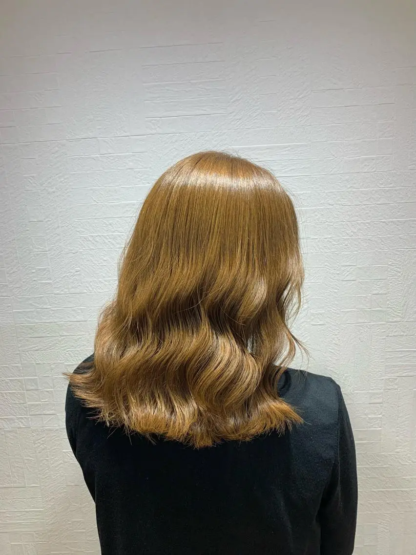 セミロング カラー ベージュカラー ブリーチ ミルクティーベージュ ブリーチなしカラー カット ヘアカラー トリートメント little 小濱彰太のヘアスタイル