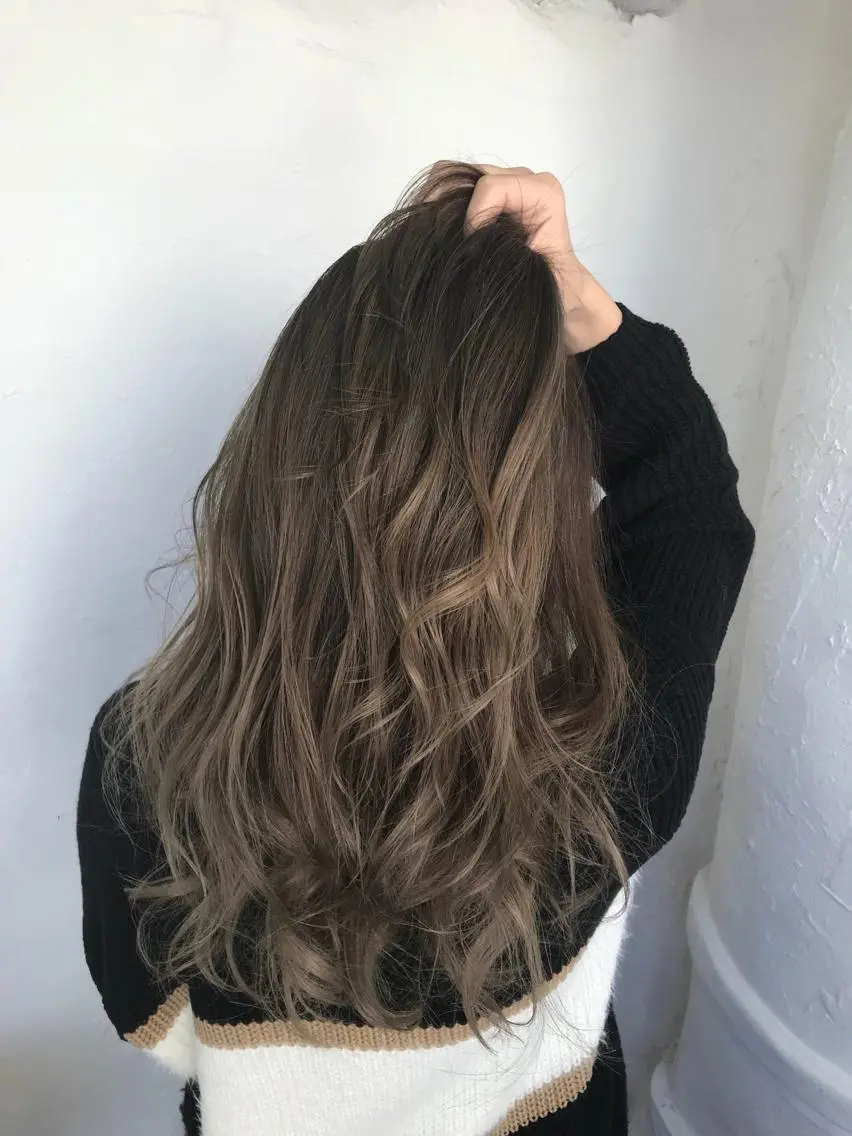ロング カラー グレージュ 伊藤 優希のヘアスタイル