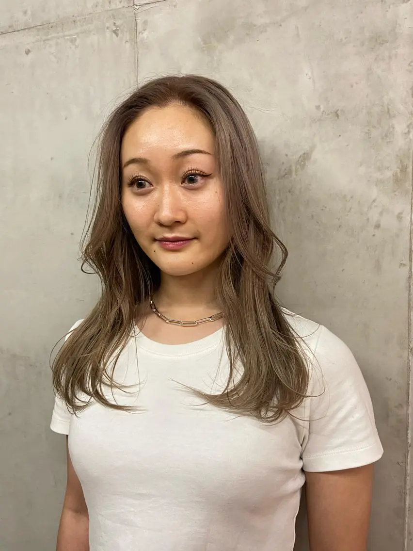 セミロング カラー ブリーチ グレージュ SALTWATER AYARIのヘアスタイル