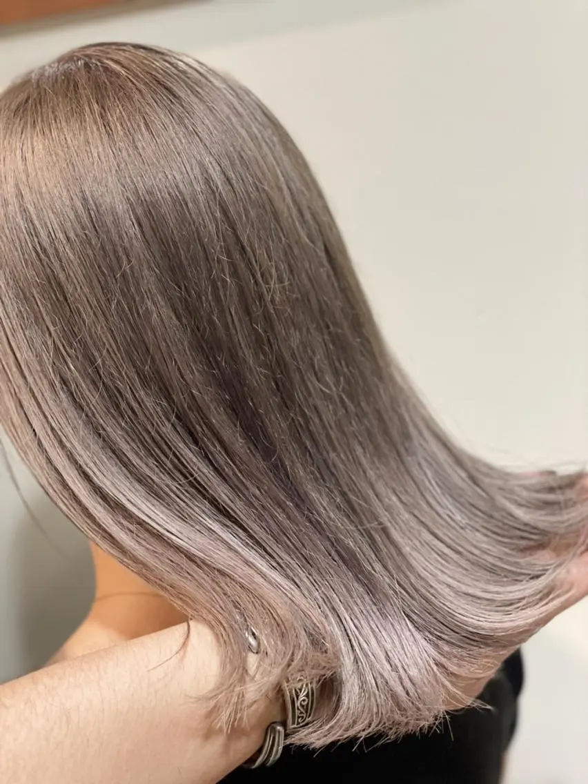 セミロング カラー ブロンド ハイトーンカラー ヘアカラー トリートメント ハイトーン得意😍 Lumiereのヘアスタイル