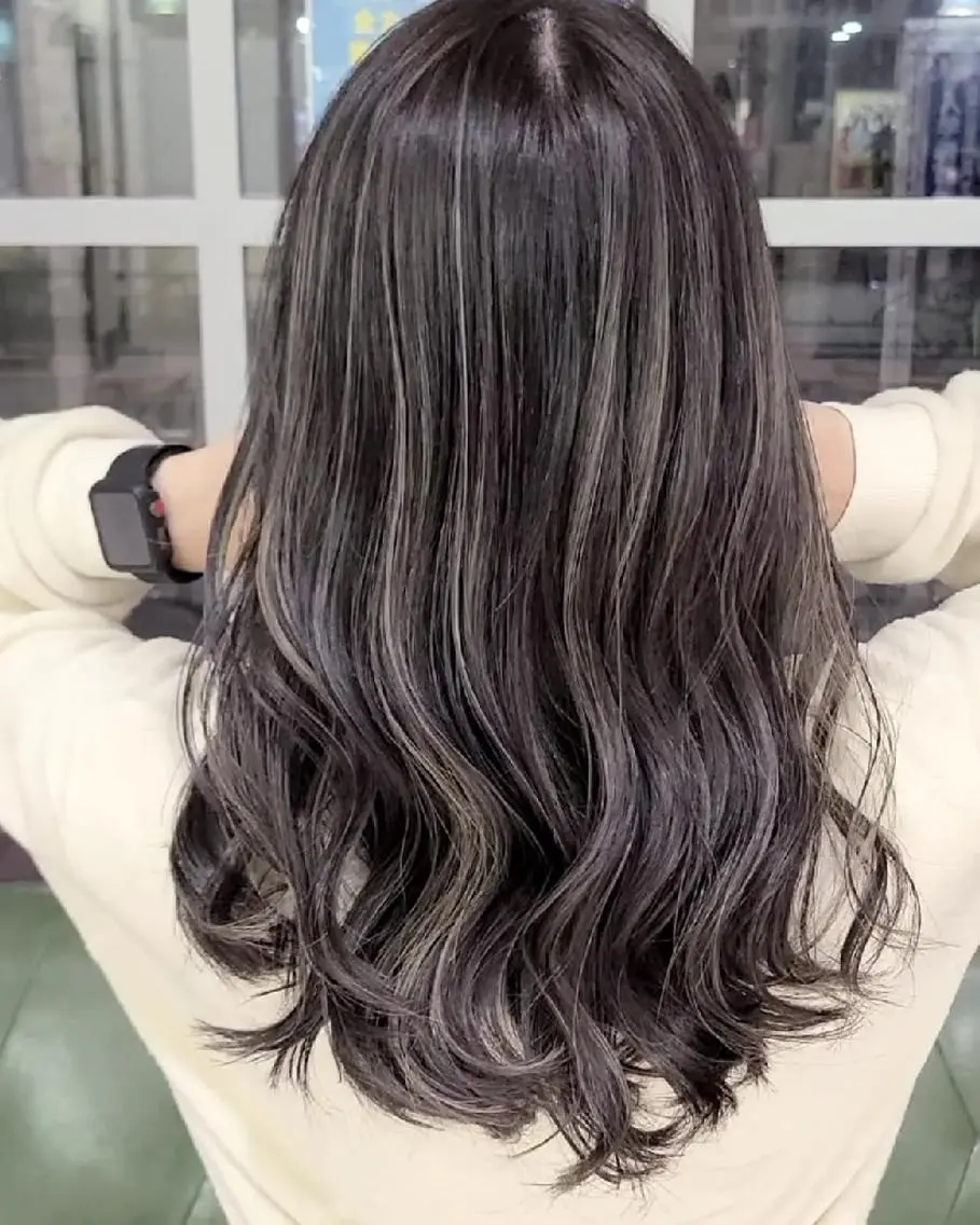 セミロング カラー アッシュ アッシュグレー バレイヤージュ ベージュカラー ブリーチ カット ヘアカラー トリートメント バレイヤージュ/ ハイライト/大内格のヘアスタイル