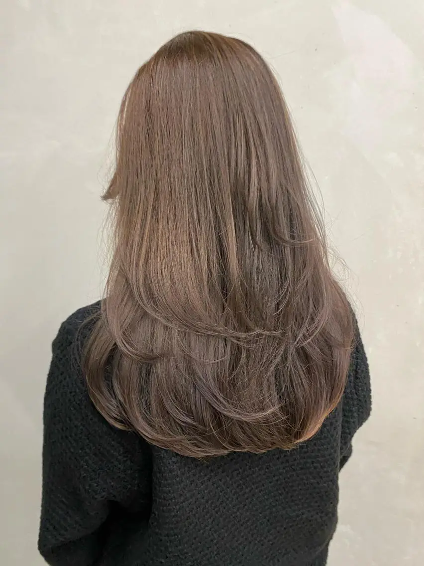 ロング Saki/レイヤー/ 柔らかカラーのヘアスタイル