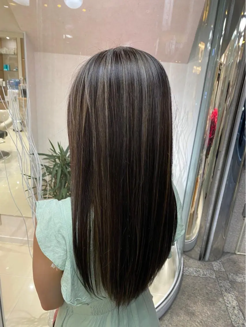 ロング 白髪ぼかしハイライト めさきすずなのヘアスタイル
