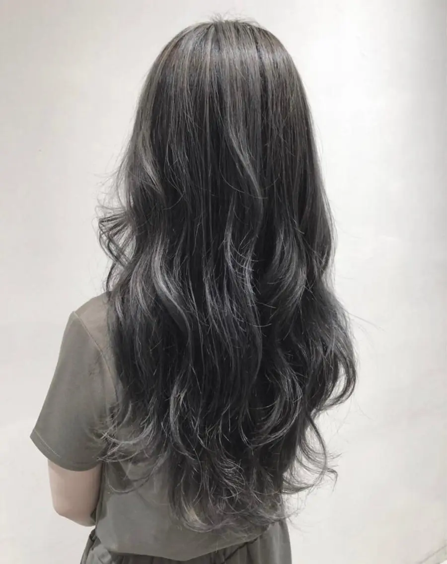 ロング カラー 黒髪 ハイライトカラー シルバー ハイライト カット ヘアカラー 🎀♥️推しカラー tomoka💜🍭のヘアスタイル