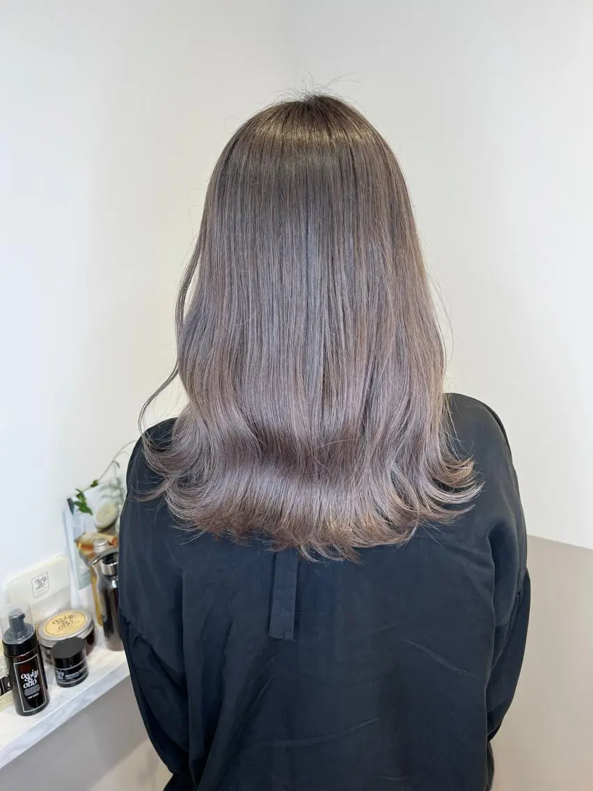 ミディアム カラー ブリーチ グラデーションカラー グレージュ ミルクティーグレージュ カット ヘアカラー トリートメント 平尾 拓也のヘアスタイル