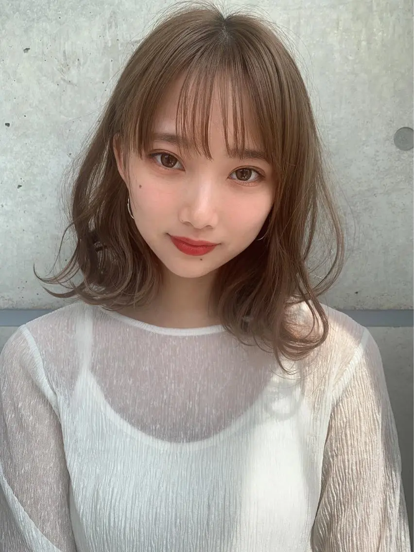 ミディアム カラー レイヤーカット 透明感カラーのヘアスタイル
