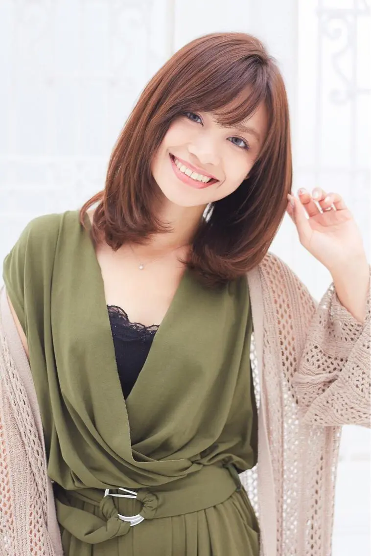 ミディアム カラー 朝比奈 志保のヘアスタイル